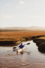 Visão traseira da mulher de caiaque no rio, Morro Bay, Califórnia, EUA — Fotografia de Stock