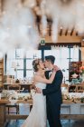 Braut und Bräutigam tanzen bei Hochzeitsempfang — Stockfoto