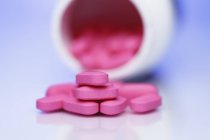Rosa 25mg de difenidramina pílulas anti-histamínicas do frasco de medicamento — Fotografia de Stock