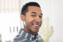 Portrait of young man smiling at camera — Stock Photo