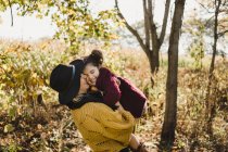 Mutter küsst und umarmt Tochter, Oshawa, Kanada, Nordamerika — Stockfoto