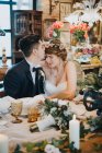 Наречена і наречений за столом на весіллі — стокове фото