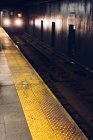 Train de métro avec phares arrivant au quai du métro, Times Square, New York, États-Unis — Photo de stock