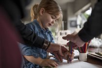 Hombre dibujo con hija y lápices de colores - foto de stock