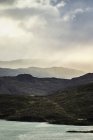 Gewitterwolke zieht über Bergseenlandschaft, Torres del Paine Nationalpark, Chile — Stockfoto