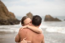 Романтична пара на пляжі, Малібу, штат Каліфорнія, США — стокове фото