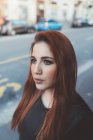 Retrato de mulher de cabelos vermelhos olhando para longe — Fotografia de Stock