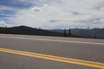 Squaw Pass Highway and distant mountains, Evergreen, Colorado, États-Unis — Photo de stock