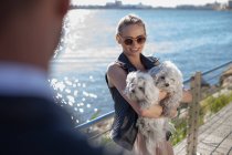 Frau mit Hunden auf der Promenade, cagliari, sardinien, italien, europa — Stockfoto