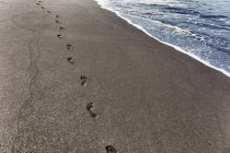 Fußabdrücke im Sand an der Küste, sao filipe, fogo, cape verde, afrika — Stockfoto