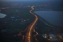 Високий кут огляду аеропорту Хітроу і M25 освітлені вночі, Лондон, Велика Британія, Європа — стокове фото