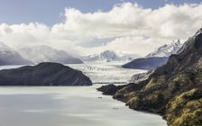 Blick auf grauen Gletschersee und grauen Gletscher, Nationalpark Torres del Paine, Chile — Stockfoto