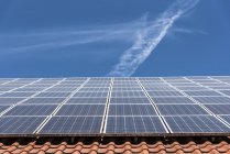 Pannelli solari sul tetto, vista angolo basso, Monaco di Baviera, Germania — Foto stock