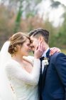 Ritratto di sposa e sposo che si abbracciano all'aperto — Foto stock