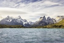 Vista lago e Cuernos del Paine e Paine Grande, Parco Nazionale Torres del Paine, Cile — Foto stock
