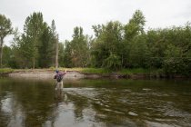 Visão traseira do homem que pesca no rio, Clark Fork, Montana — Fotografia de Stock