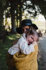 Mutter tröstet aufgebrachtes weinendes Mädchen — Stockfoto