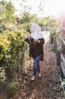 Jeune femme portant en hijab près des plantes — Photo de stock