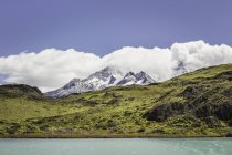 Nuages sur la montagne enneigée, Parc national des Torres del Paine, Chili — Photo de stock