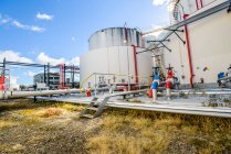 Lagertanks und industrielle Rohrleitungen in Biokraftstoffanlage — Stockfoto