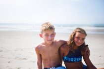Portrait de deux enfants à la plage — Photo de stock