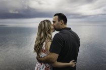 Романтическая пара целуется на воде, Ошава, Канада — стоковое фото