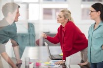 Männliche und weibliche Büroangestellte treffen sich am Vorstandstisch — Stockfoto