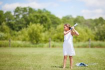 Девочка играет в бейсбол на поле — стоковое фото