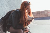 Femme rousse étreignant chien — Photo de stock