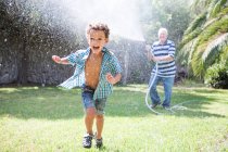 Мальчик наслаждается летом — стоковое фото