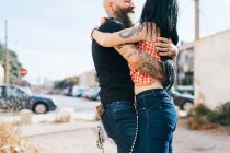 Mature hipster couple hugging each other — Stock Photo