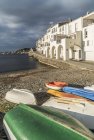 Botes de remos en el borde de las aguas, Cadaques, en la Costa Brava, España - foto de stock