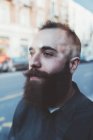 Портрет молодого бородатого чоловіка, який дивиться вбік — стокове фото