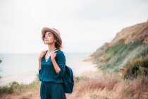 Frau in Küstenlage trägt Rucksack — Stockfoto