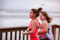Tre ragazze che si affacciano sul mare dal balcone, Dauphin Island, Alabama, USA — Foto stock