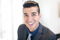 Ritratto di uomo d'affari adulto giovani sorridenti in ufficio — Foto stock