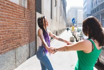 Mujeres en la ciudad break bailando en la calle, Milán, Italia - foto de stock
