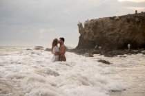Coppia romantica sulla spiaggia, Malibu, California, Stati Uniti — Foto stock
