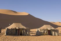 Campamento de tiendas, Erg Awbari, desierto del Sahara, Fezzan, Libia - foto de stock