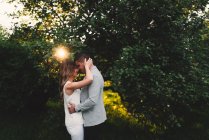Romantico giovane coppia faccia a faccia nel parco al tramonto — Foto stock