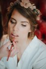 Mariée ayant un revêtement pour les lèvres appliqué par un maquilleur — Photo de stock