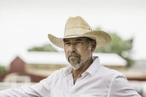 Uomo maturo in cappello da cowboy al ranch, Bridger, Montana, Stati Uniti d'America — Foto stock