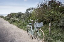 Велосипед припаркован на прибрежной тропе, Вир, Зеландия, Нидерланды — стоковое фото