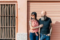 Mature couple hipster regardant loin de trottoir — Photo de stock