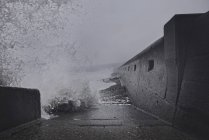 El agua se estrella contra el muro del mar, Seaham Harbour, Durham, Reino Unido - foto de stock