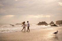 Romantisches paar am strand, malibu, kalifornien, us — Stockfoto