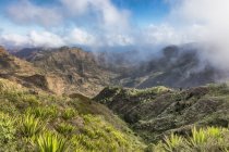 Paisaje montañoso con nubes bajas, Serra da Malagueta, Santiago, Cabo Verde, África - foto de stock