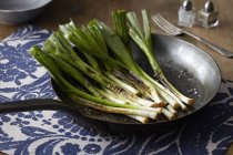 Карамельный лук-порей в сковороде — стоковое фото