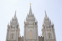 Vista de ángulo bajo Agujas del templo mormón, Salt Lake City, Utah, EE.UU. - foto de stock