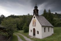 Strada rurale e chiesa di San Pietro, Valle di Funes, Dolomiti, Italia — Foto stock